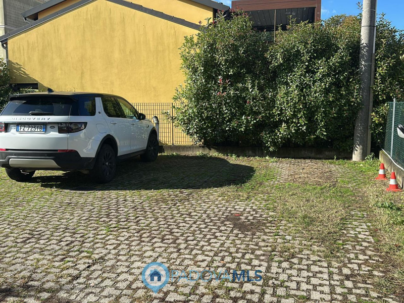 Immobile in esclusiva al Gruppo Padova MLS
Brusegana. Euro 375.000 prezzo non trattabile. Casa sc...