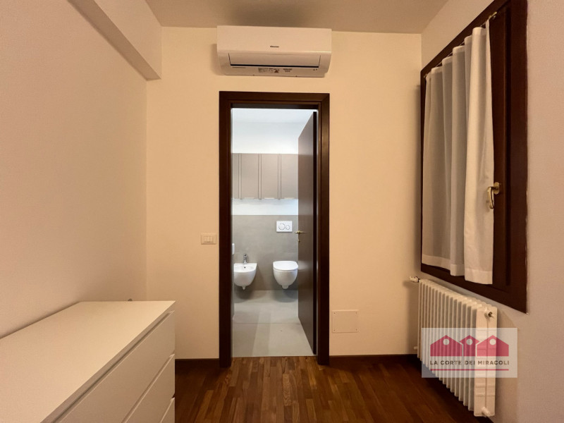 PORTA SANTA LUCIA: TRICAMERE COMPOSTO DA TRE CAMERE, DUE BAGNI, SALOTTO SPAZIOSO CON ANGOLO COTTU...