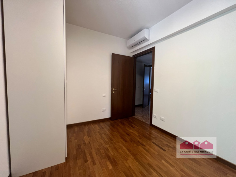 PORTA SANTA LUCIA: TRICAMERE COMPOSTO DA TRE CAMERE, DUE BAGNI, SALOTTO SPAZIOSO CON ANGOLO COTTU...