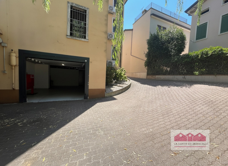 PORTA SANTA LUCIA: TRICAMERE COMPOSTO DA TRE CAMERE, DUE BAGNI, SALOTTO SPAZIOSO CON ANGOLO COTTU...
