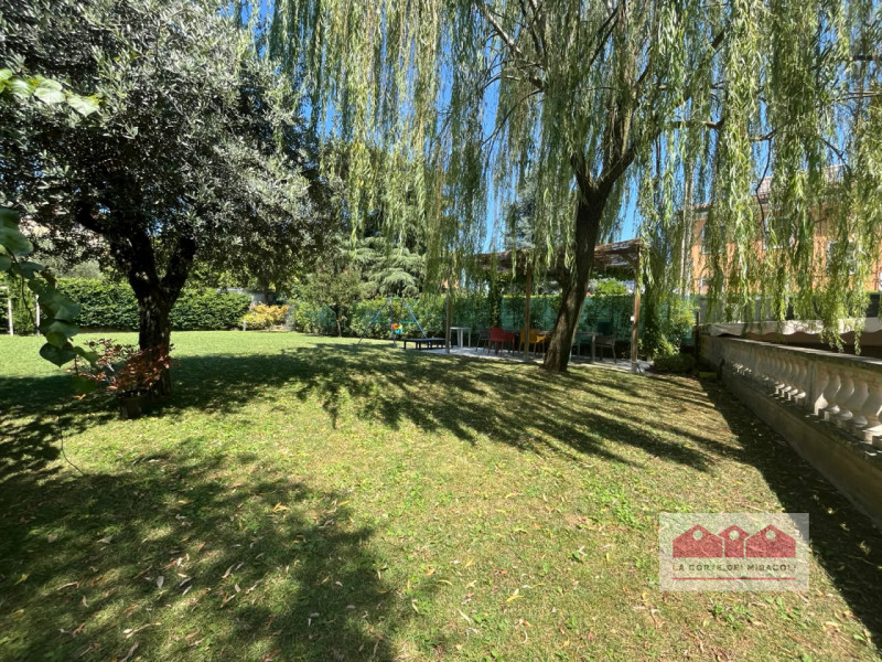 PORTA SANTA LUCIA: TRICAMERE COMPOSTO DA TRE CAMERE, DUE BAGNI, SALOTTO SPAZIOSO CON ANGOLO COTTU...