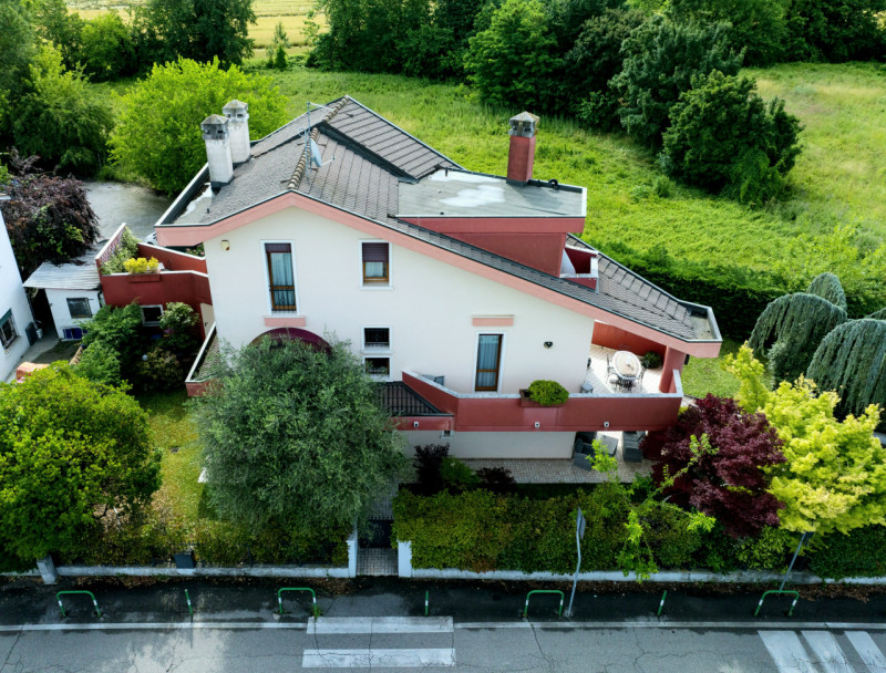 Proponiamo in vendita a Padova, una splendida villa singola, immersa nel verde ma comodissima al ...