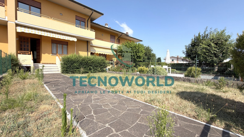 Proponiamo in esclusiva una splendida casa a schiera porzione centrale di circa 180 mq, situata n...