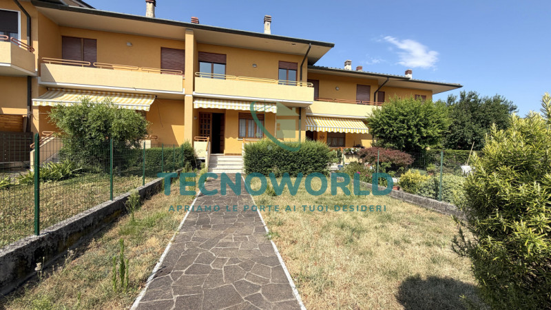 Proponiamo in esclusiva una splendida casa a schiera porzione centrale di circa 180 mq, situata n...