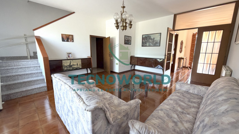 Proponiamo in esclusiva una splendida casa a schiera porzione centrale di circa 180 mq, situata n...