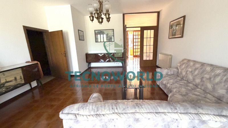 Proponiamo in esclusiva una splendida casa a schiera porzione centrale di circa 180 mq, situata n...