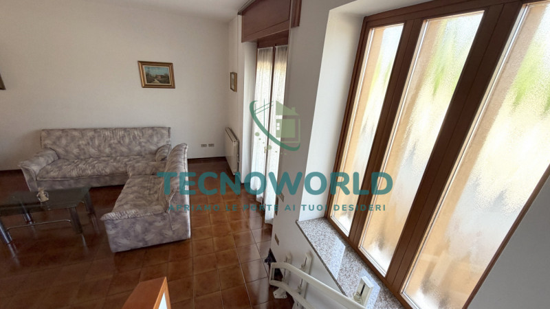 Proponiamo in esclusiva una splendida casa a schiera porzione centrale di circa 180 mq, situata n...
