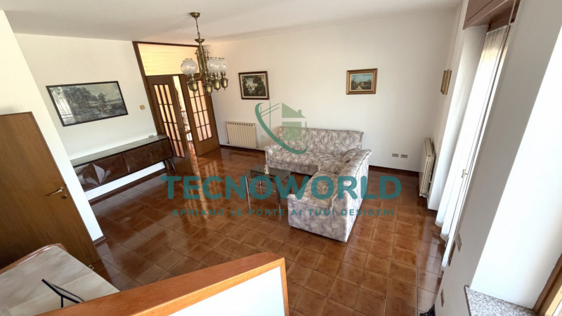 Proponiamo in esclusiva una splendida casa a schiera porzione centrale di circa 180 mq, situata n...