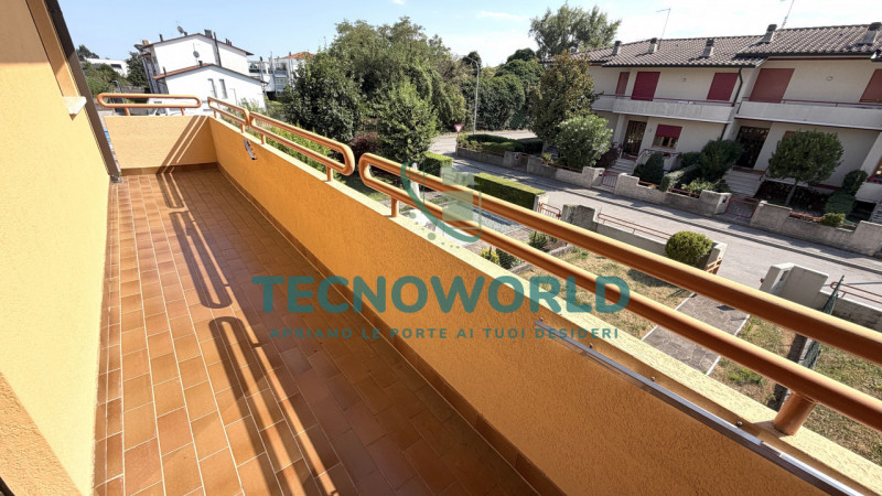 Proponiamo in esclusiva una splendida casa a schiera porzione centrale di circa 180 mq, situata n...