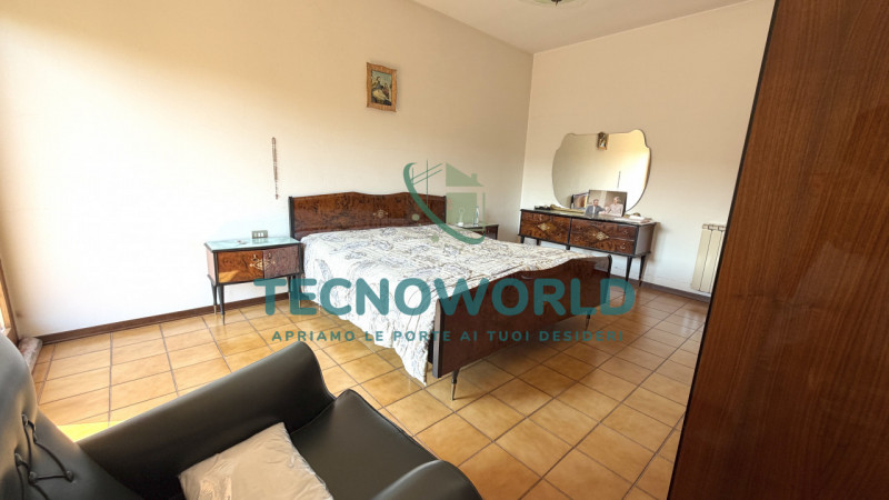 Proponiamo in esclusiva una splendida casa a schiera porzione centrale di circa 180 mq, situata n...