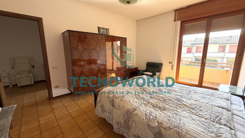 Proponiamo in esclusiva una splendida casa a schiera porzione centrale di circa 180 mq, situata n...