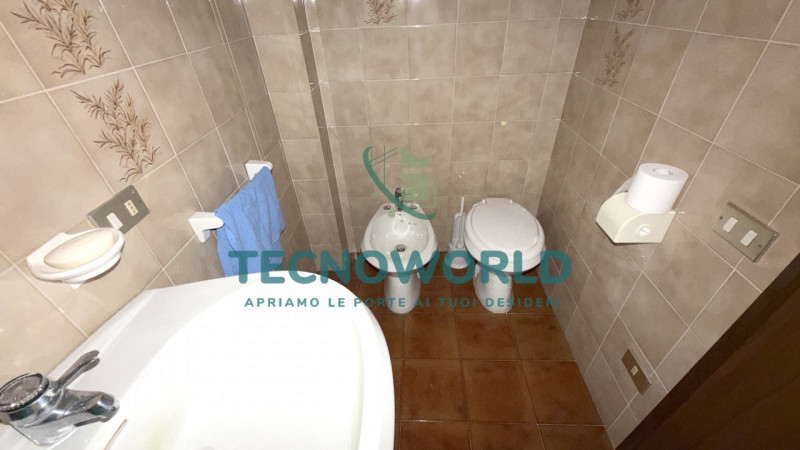 Proponiamo in esclusiva una splendida casa a schiera porzione centrale di circa 180 mq, situata n...