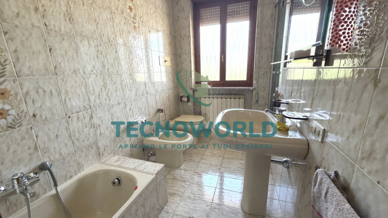 Proponiamo in esclusiva una splendida casa a schiera porzione centrale di circa 180 mq, situata n...