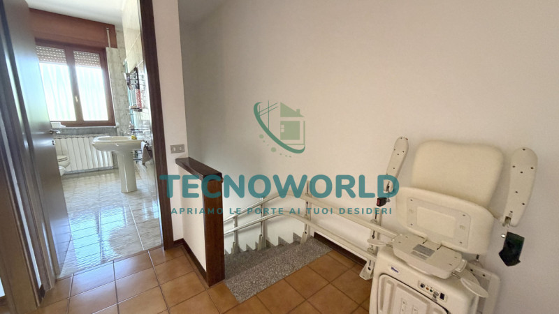 Proponiamo in esclusiva una splendida casa a schiera porzione centrale di circa 180 mq, situata n...