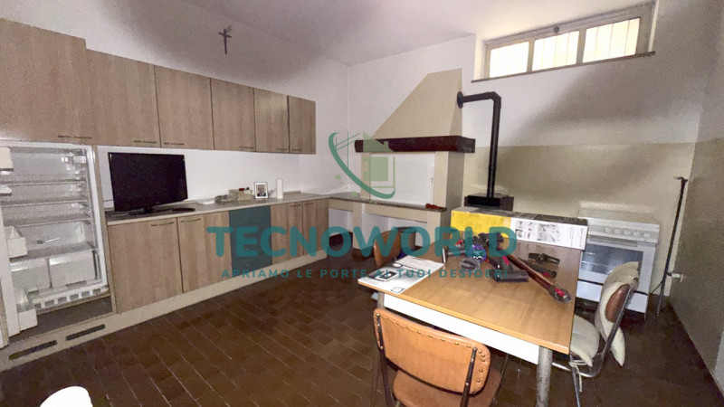 Proponiamo in esclusiva una splendida casa a schiera porzione centrale di circa 180 mq, situata n...
