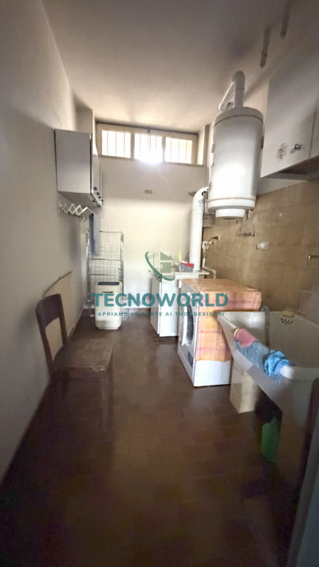 Proponiamo in esclusiva una splendida casa a schiera porzione centrale di circa 180 mq, situata n...