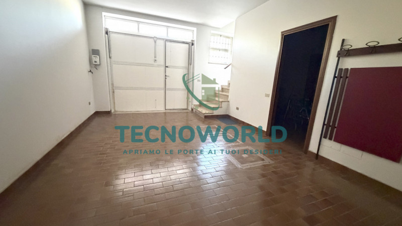 Proponiamo in esclusiva una splendida casa a schiera porzione centrale di circa 180 mq, situata n...