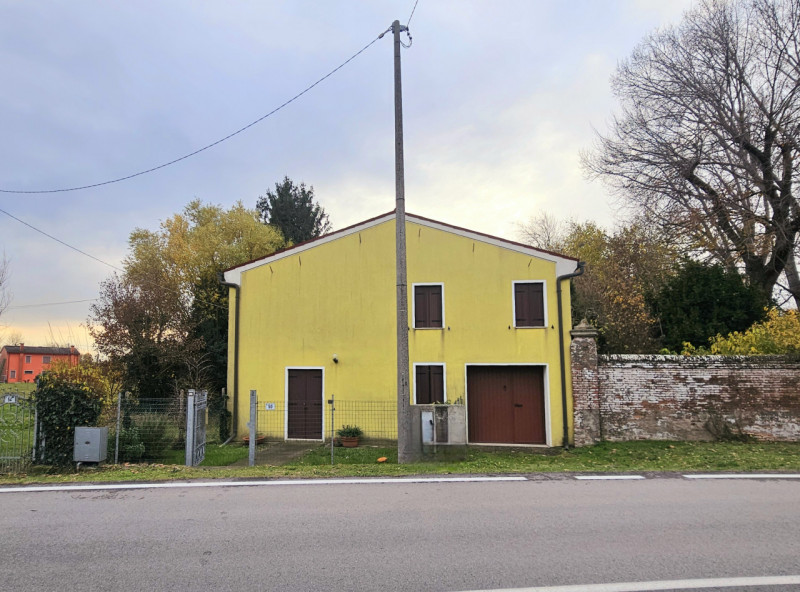 In un posizione comoda al centro di Granze, proponiamo in vendita porzione di bifamiliare, con ga...