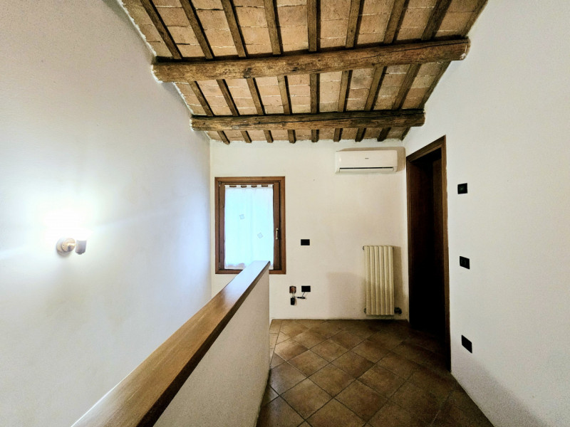 In un posizione comoda al centro di Granze, proponiamo in vendita porzione di bifamiliare, con ga...