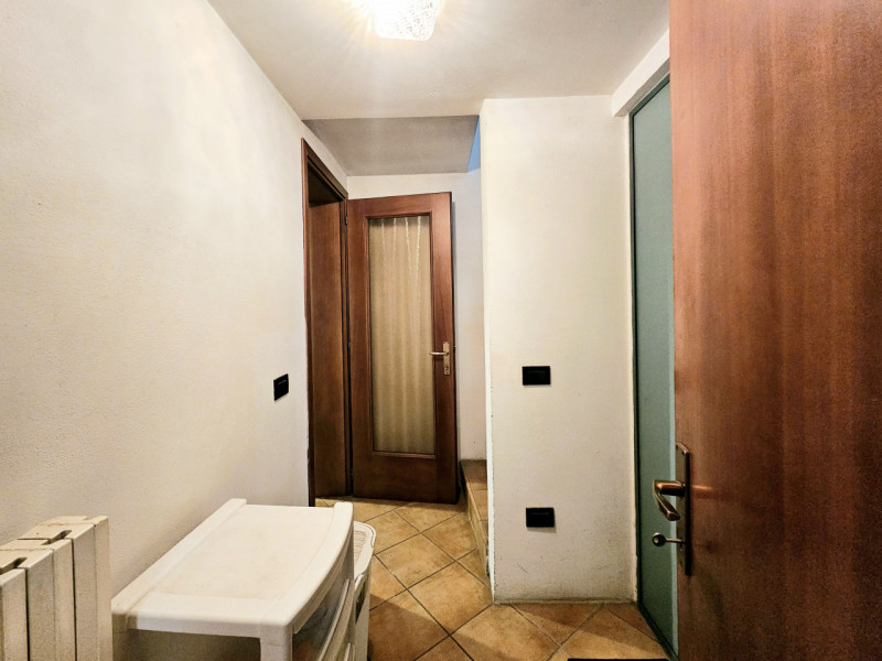 In un posizione comoda al centro di Granze, proponiamo in vendita porzione di bifamiliare, con ga...