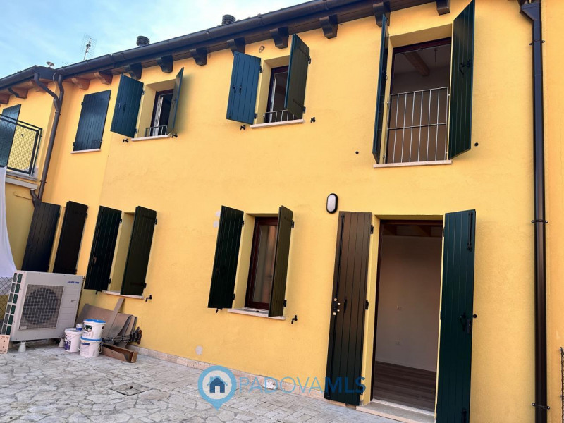 Immobile in esclusiva al Gruppo Padova MLS
Brusegana. Euro 375.000 prezzo non trattabile. Casa sc...