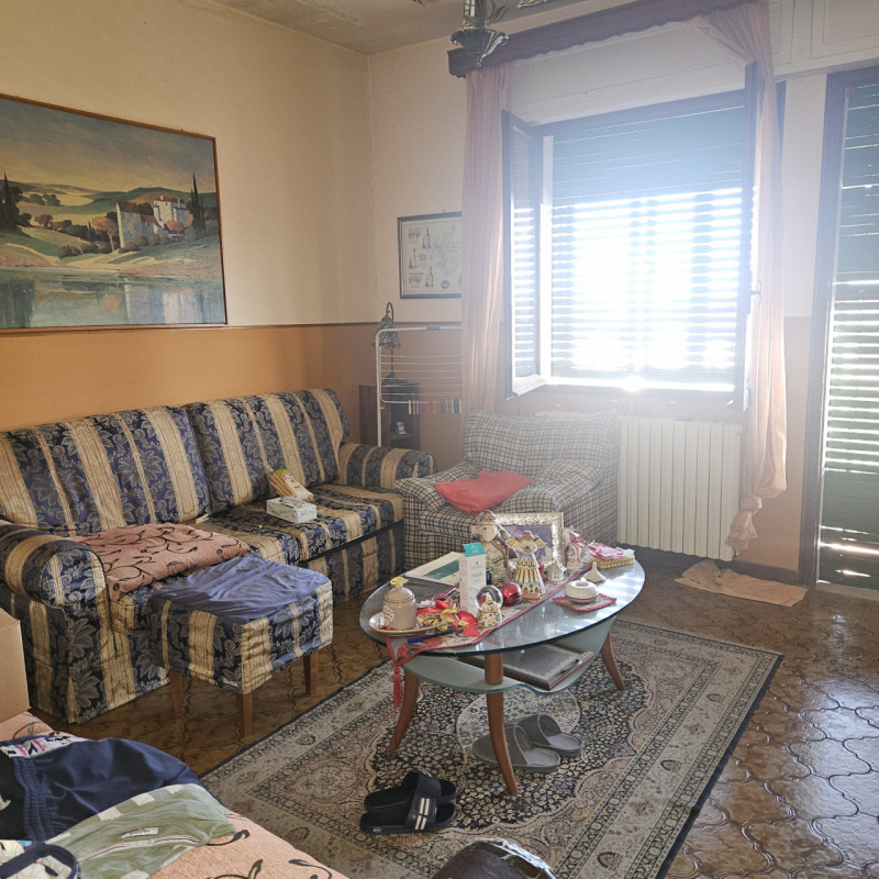 In esclusiva presso la nostra Agenzia, proponiamo un affascinante appartamento quadrilocale situa...