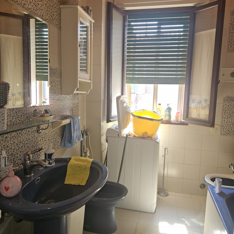 In esclusiva presso la nostra Agenzia, proponiamo un affascinante appartamento quadrilocale situa...
